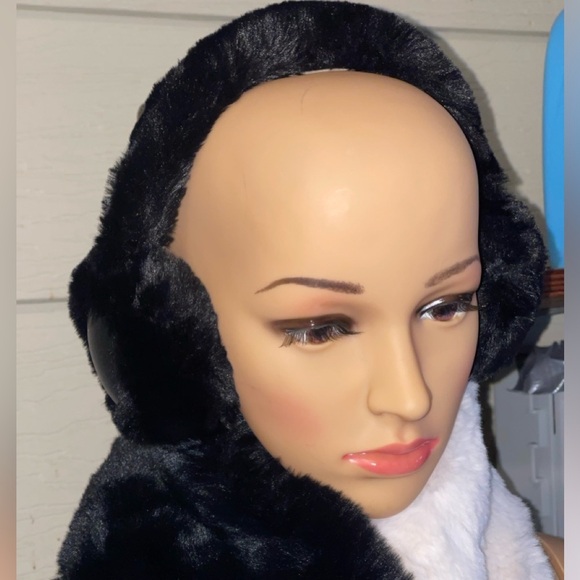 APPARIS Faux Fur Stole & Faux Fur Earmuffs Set In White/Black - Picture 8 of 12